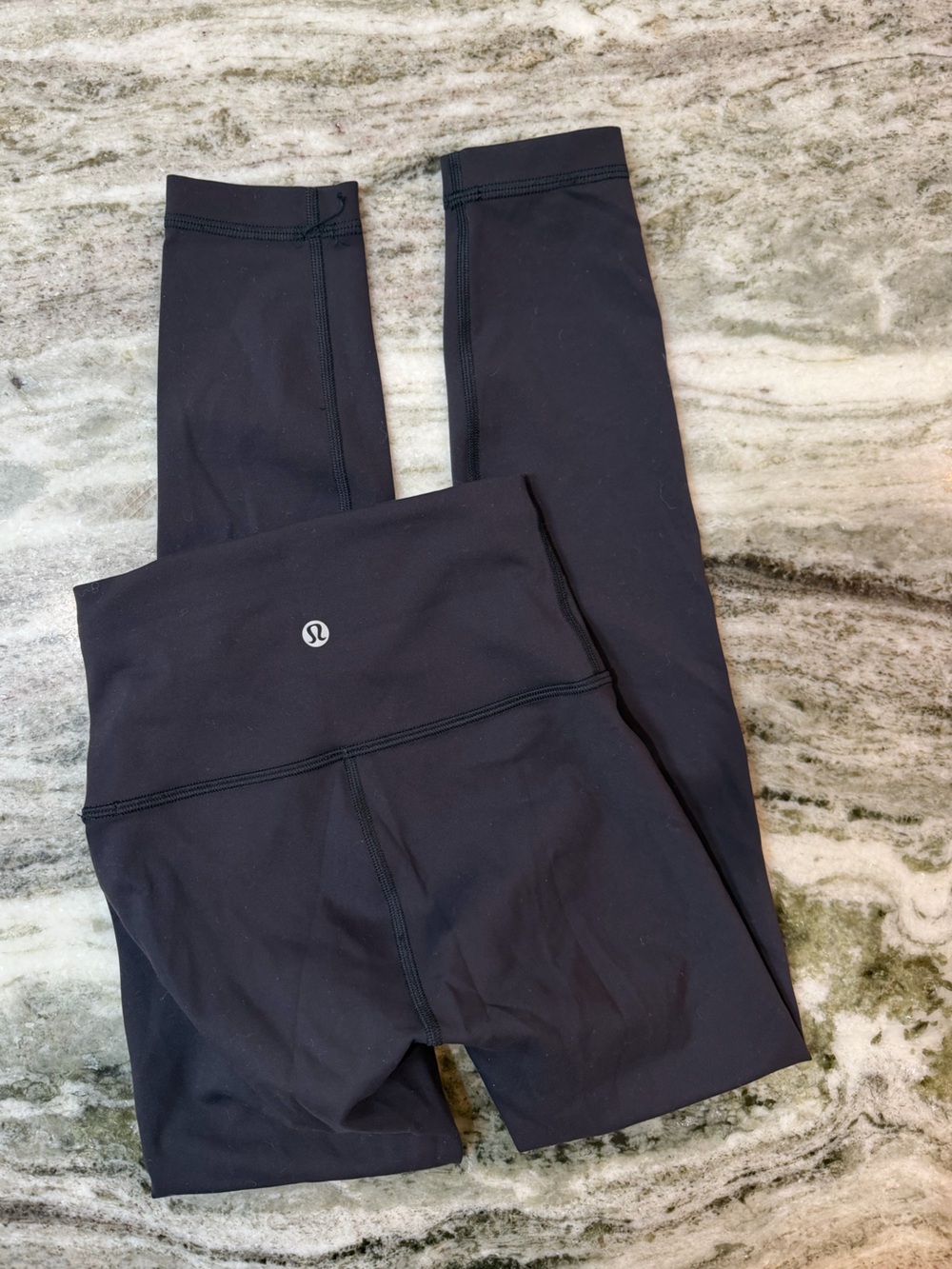 Lululemon Leggings “Wunder Train High-Rise Tight”
Black 25”